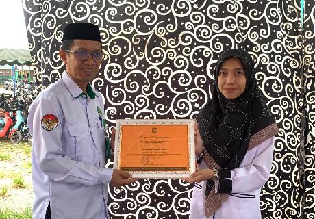 Kepala MTsN 6 HSU Terima Piagam Penghargaan dari Dosen Pembimbing PPL