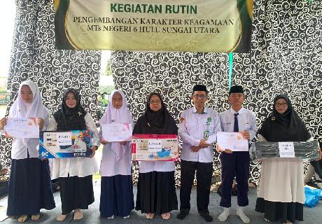 Umumkan Juara Kebersihan Kelas, Kamad MTsN 6 HSU Berikan Penghargaan