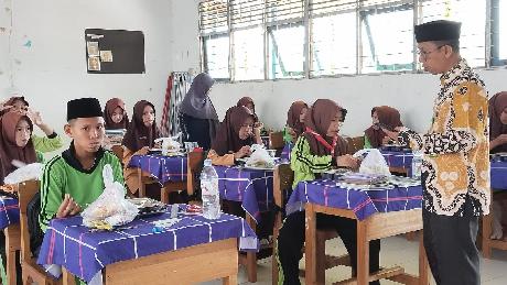 Kepala MTsN 6 HSU Pantau Pendistribusian MBG